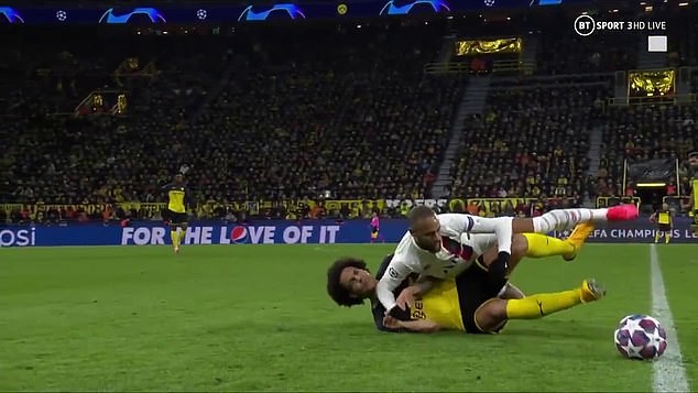 Neymar escapes red card despite appearing to ELBOW Axel Witsel in the face during PSG's Champions League defeat by Borussia Dortmund - Bóng Đá