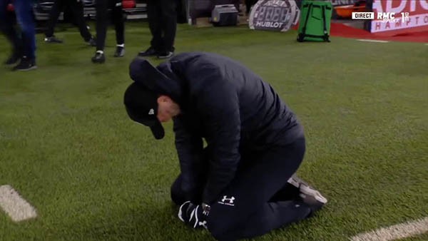 Đánh bại Liverpool, Hasenhuttl quỳ gối, khóc thành tiếng trước mặt Klopp - Bóng Đá