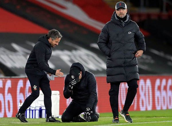 Đánh bại Liverpool, Hasenhuttl quỳ gối, khóc thành tiếng trước mặt Klopp - Bóng Đá