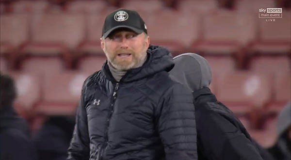 Đánh bại Liverpool, Hasenhuttl quỳ gối, khóc thành tiếng trước mặt Klopp - Bóng Đá
