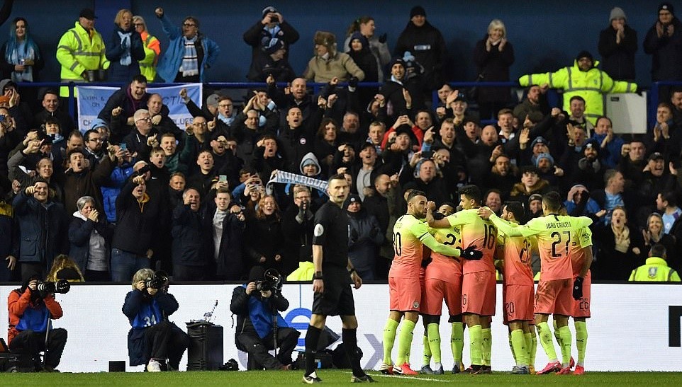 Aguero nổ súng, Man City tiến thẳng vào tứ kết - Bóng Đá