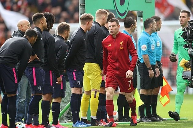 Fans mock Liverpool and Bournemouth players as they aimlessly walk by each other after EPL banned them from shaking hands over Coronavirus fears  - Bóng Đá