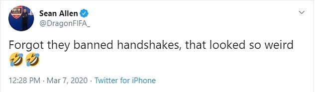 Fans mock Liverpool and Bournemouth players as they aimlessly walk by each other after EPL banned them from shaking hands over Coronavirus fears  - Bóng Đá