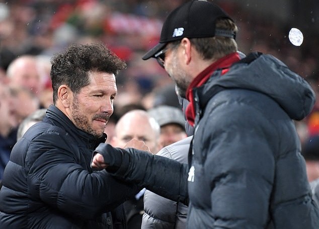 SỐC! Xin bắt tay, CĐV Liverpool bị Klopp chửi thẳng mặt - Bóng Đá