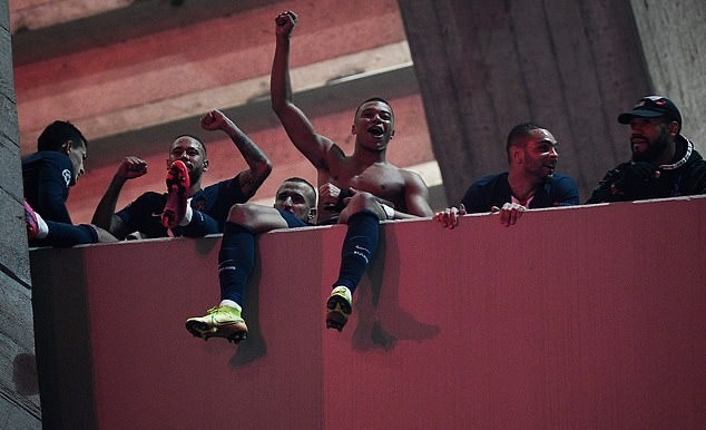 PSG stars celebrate with THOUSANDS of fans outside Parc des Princes amid coronavirus stadium closure as Angel di Maria leads party on balcony - Bóng Đá