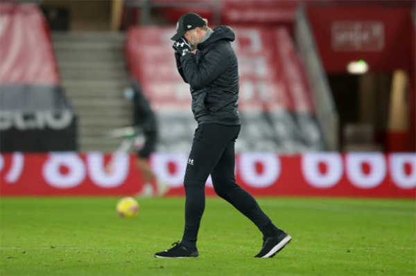 Đánh bại Liverpool, Hasenhuttl quỳ gối, khóc thành tiếng trước mặt Klopp - Bóng Đá