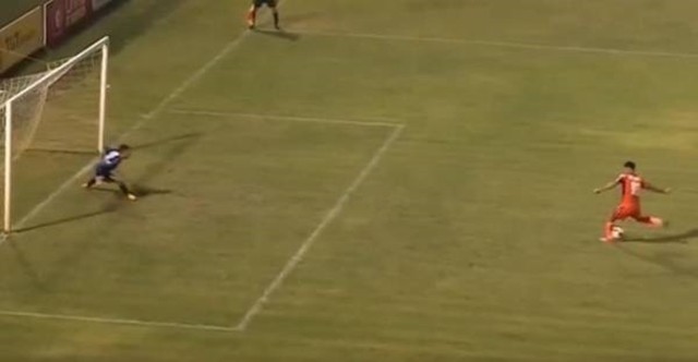 BTC V-League vinh danh thủ môn Hà Nội vì bắt sai luật? - Bóng Đá