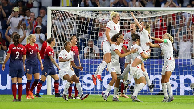 Tiếp tục 'vô đối', cựu sao Man Utd đưa nữ Anh vào bán kết World Cup - Bóng Đá