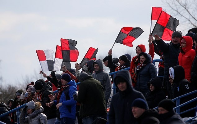 Quá điên rồ! Bóng đá vẫn diễn ra, CĐV cởi trần, bắt tay giữa lòng dịch châu Âu - Bóng Đá