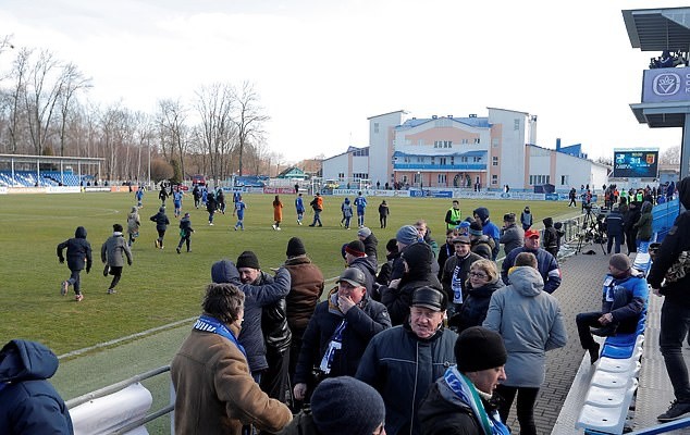 Quá điên rồ! Bóng đá vẫn diễn ra, CĐV cởi trần, bắt tay giữa lòng dịch châu Âu - Bóng Đá