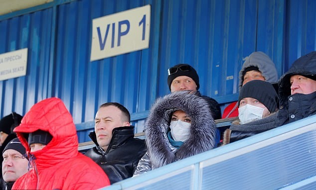 Quá điên rồ! Bóng đá vẫn diễn ra, CĐV cởi trần, bắt tay giữa lòng dịch châu Âu - Bóng Đá