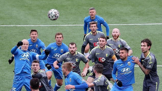 Quá điên rồ! Bóng đá vẫn diễn ra, CĐV cởi trần, bắt tay giữa lòng dịch châu Âu - Bóng Đá