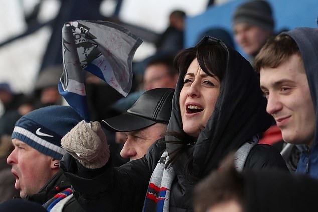 Quá điên rồ! Bóng đá vẫn diễn ra, CĐV cởi trần, bắt tay giữa lòng dịch châu Âu - Bóng Đá