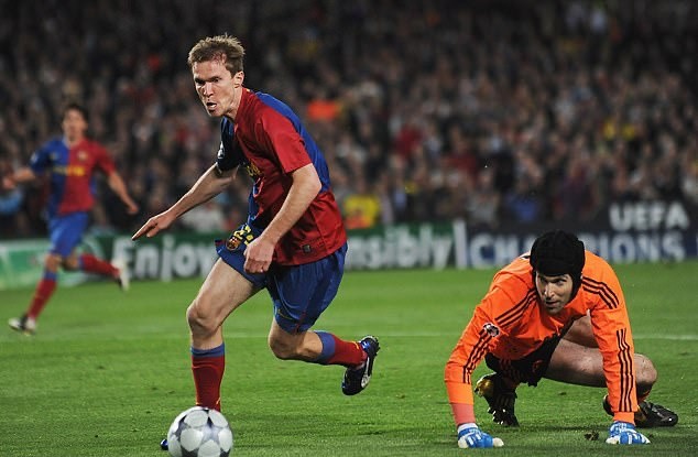 Quá điên rồ! Bóng đá vẫn diễn ra, CĐV cởi trần, bắt tay giữa lòng dịch châu Âu - Bóng Đá