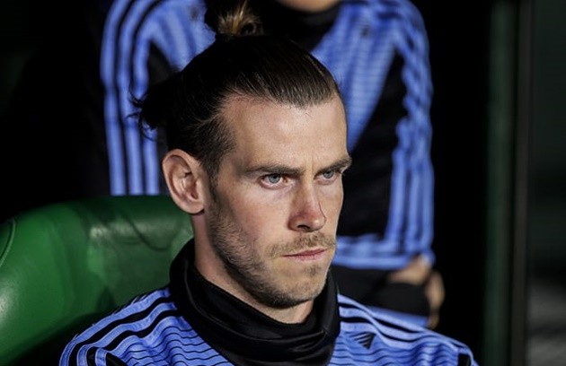 Golf fanatic Bale uses time off from football to finesse his putting as he sinks outrageous trick shot - Bóng Đá