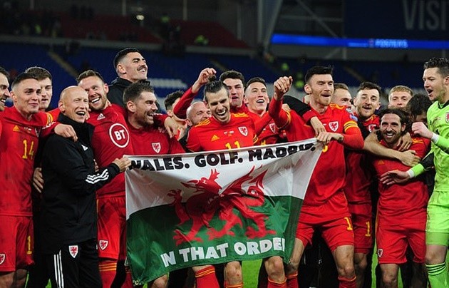 Golf fanatic Bale uses time off from football to finesse his putting as he sinks outrageous trick shot - Bóng Đá