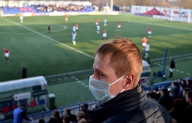 Quá điên rồ! Bóng đá vẫn diễn ra, CĐV cởi trần, bắt tay giữa lòng dịch châu Âu - Bóng Đá