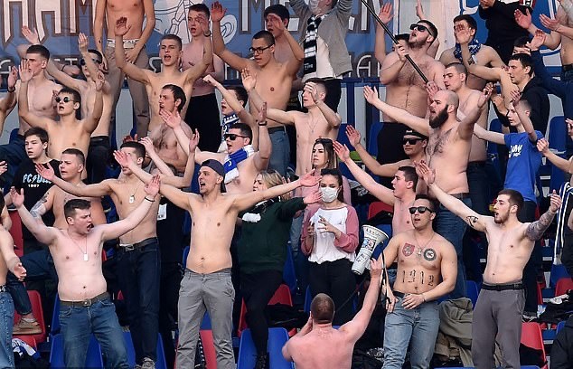 Quá điên rồ! Bóng đá vẫn diễn ra, CĐV cởi trần, bắt tay giữa lòng dịch châu Âu - Bóng Đá