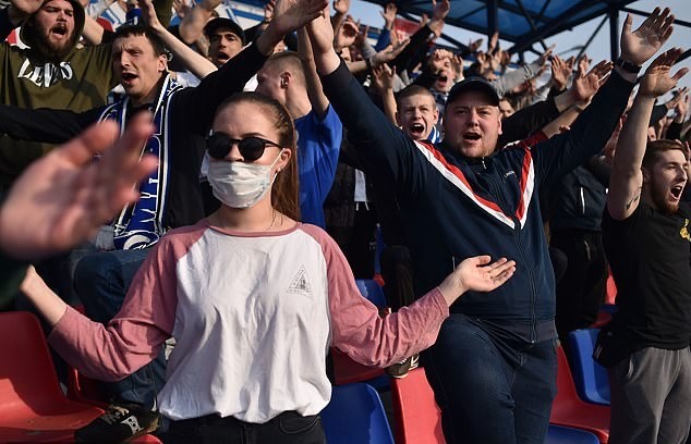 Quá điên rồ! Bóng đá vẫn diễn ra, CĐV cởi trần, bắt tay giữa lòng dịch châu Âu - Bóng Đá