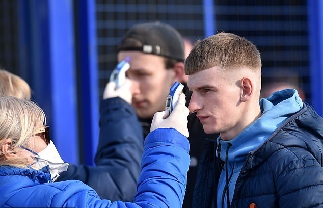 Quá điên rồ! Bóng đá vẫn diễn ra, CĐV cởi trần, bắt tay giữa lòng dịch châu Âu - Bóng Đá