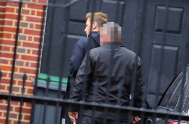 Arsenal star Ozil bundled into back seat of his car by security  - Bóng Đá