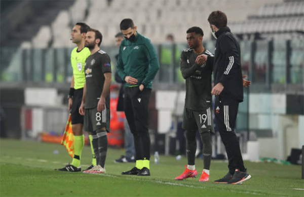 Diallo nhảy múa trước 3 cầu thủ Sociedad trong ngày ra mắt Man Utd - Bóng Đá