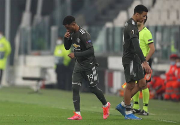 Diallo nhảy múa trước 3 cầu thủ Sociedad trong ngày ra mắt Man Utd - Bóng Đá