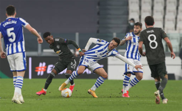 Diallo nhảy múa trước 3 cầu thủ Sociedad trong ngày ra mắt Man Utd - Bóng Đá