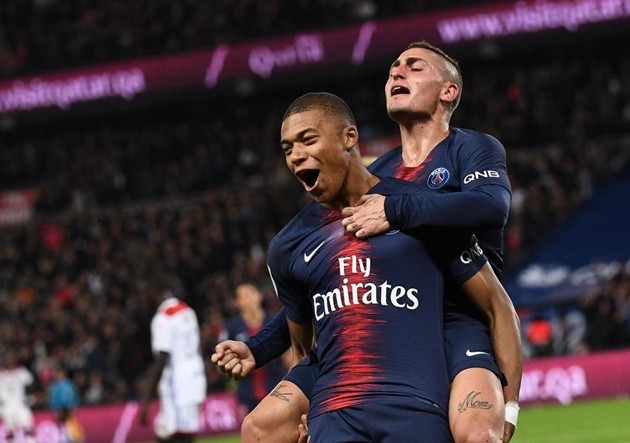 PSG star Marco Verratti smokes alongside Victoria’s Secret model Izabel Goulart on holiday in St Tropez - Bóng Đá