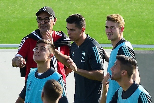 Aaron Ramsey arrives for Juventus training as stars are tested for coronavirus in car park ahead of Serie A return - Bóng Đá
