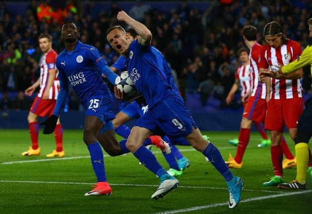 Jamie Vardy tends vegetable patch in £180 Gucci sandals during coronavirus lockdown - Bóng Đá