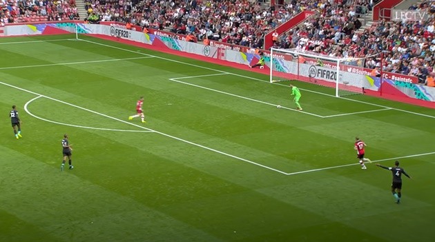 10 tình huống ngớ ngẩn nhất Premier League 2019/20: Người MU 'tấu hài' tại Anfield - Bóng Đá