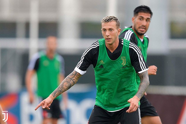 Vắng HLV Sarri, dàn sao Juventus vẫn miệt mài tập luyện - Bóng Đá