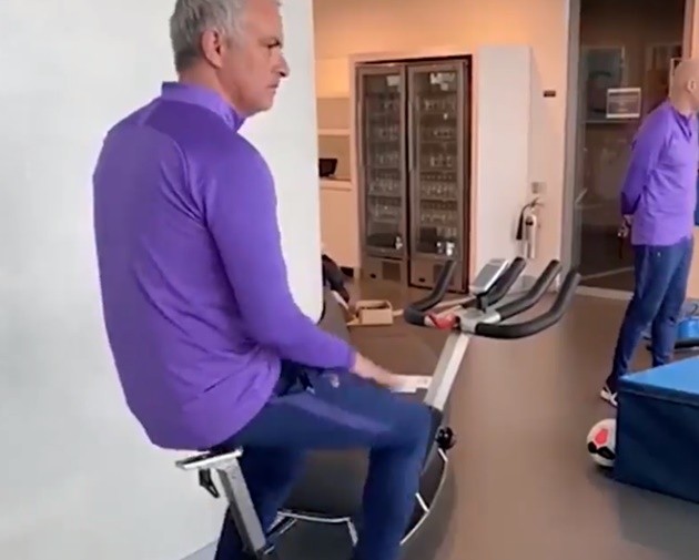 Jose Mourinho lead Tottenham virtual training session on exercise bike as stars self-isolate due to coronavirus - Bóng Đá