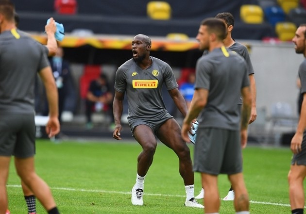 Jorginho bước lên đá phạt,  Abraham làm điều khó hiểu - Bóng Đá