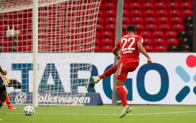 Neuer kiến tạo từ phần sân nhà, Bayern hoàn tất 