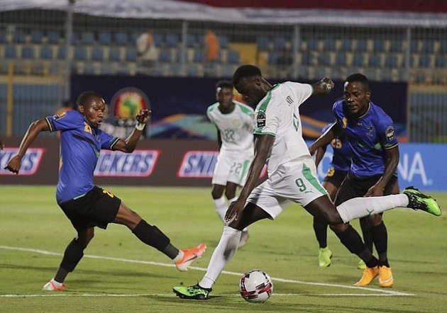 Senegal ra quân vắng Mane, fan nữ xinh như mộng có biểu cảm khó tin - Bóng Đá