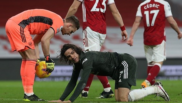 Tình huống va chạm giữa Lacazette và Maguire - Bóng Đá