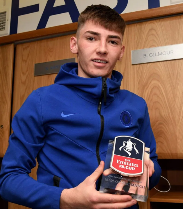 Chelsea’s Billy Gilmour left home aged 16, modelled for Burberry and copies heroes by watching ‘countless YouTube clips’ - Bóng Đá