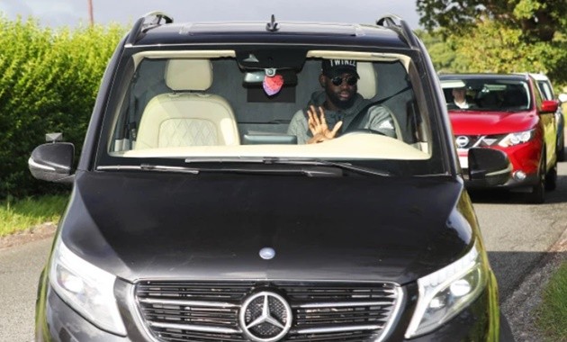 ‘Pogba Out’ sign outside Man Utd training ground removed as players arrive at Carrington - Bóng Đá