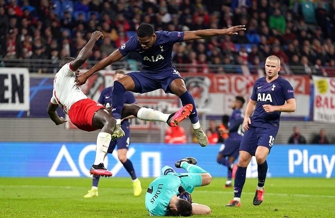 Mason Mount limps off injured after horror lunge from ex-Arsenal star Francis Coquelin just 15 minutes into Chelsea's Champions League tie with Valencia - Bóng Đá