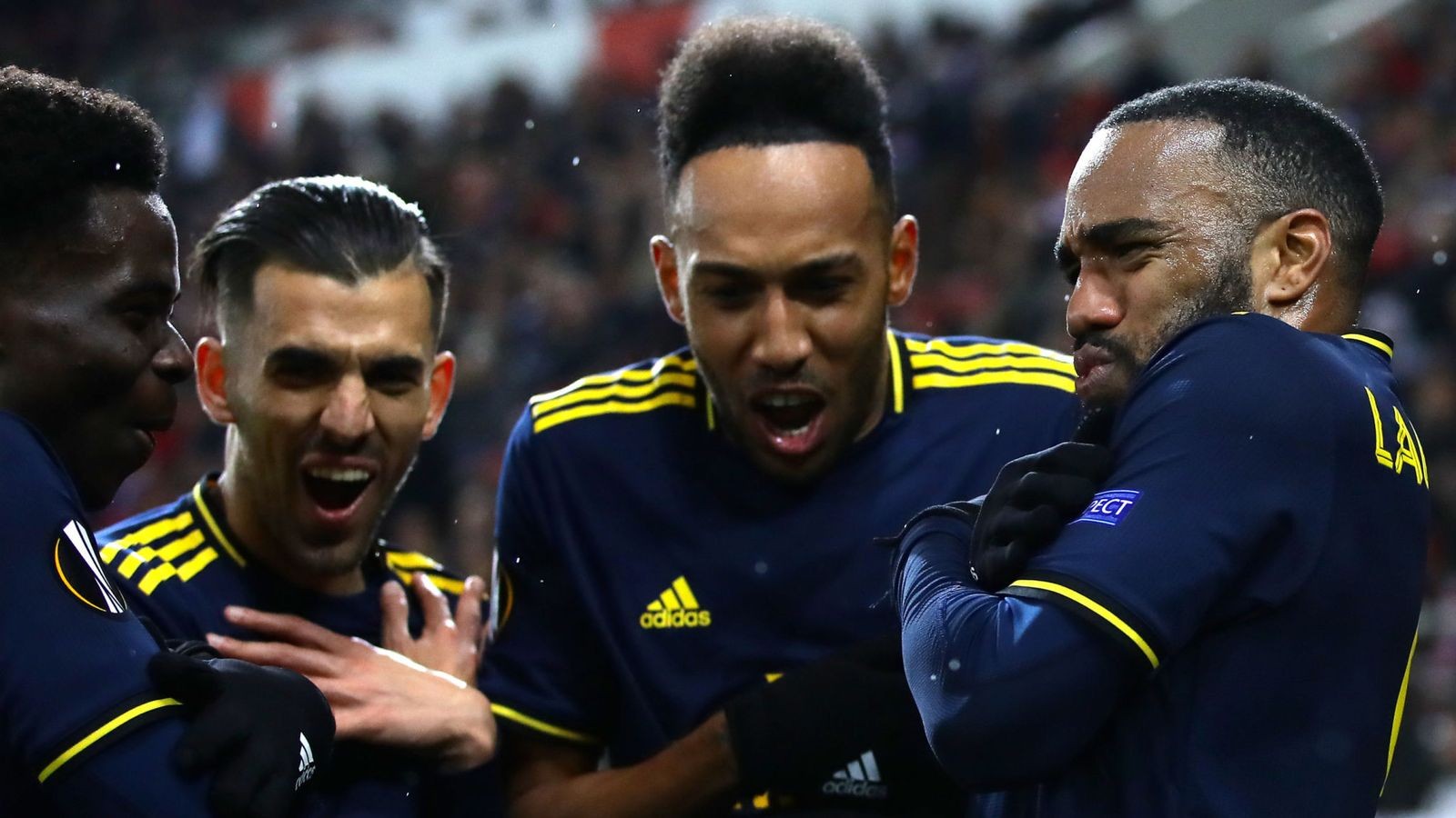 Tình huống gây tranh cãi của Luke Shaw - Bóng Đá