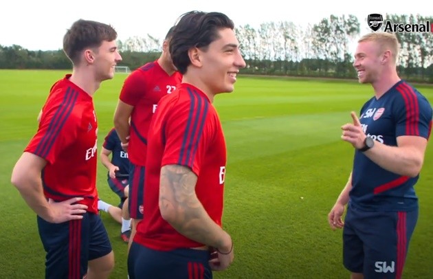 PSG star Marco Verratti smokes alongside Victoria’s Secret model Izabel Goulart on holiday in St Tropez - Bóng Đá