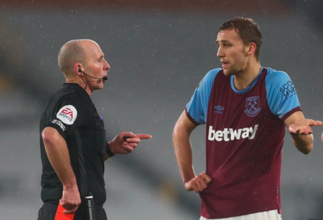 Tomas Soucek controversially sent off for ‘elbow’ on Mitrovic in stalemate - Bóng Đá