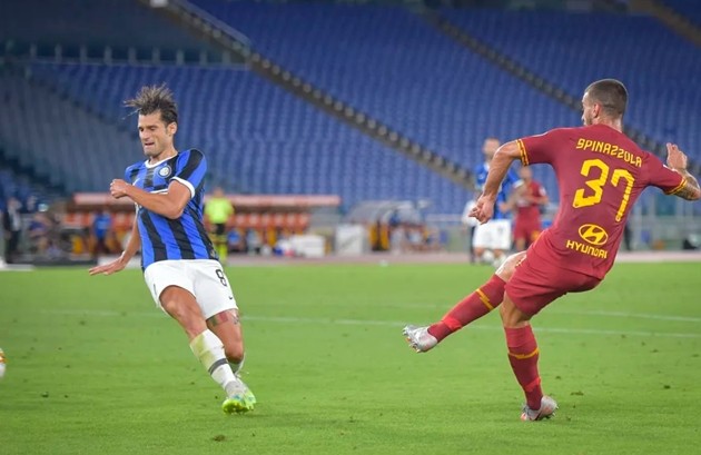 Conte cạn lời với pha xử lý cồng kềnh của hàng thủ Inter - Bóng Đá