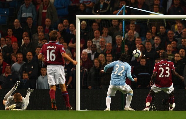 10 năm Tevez ghi bàn thắng đầu tiên cho Man City - Bóng Đá