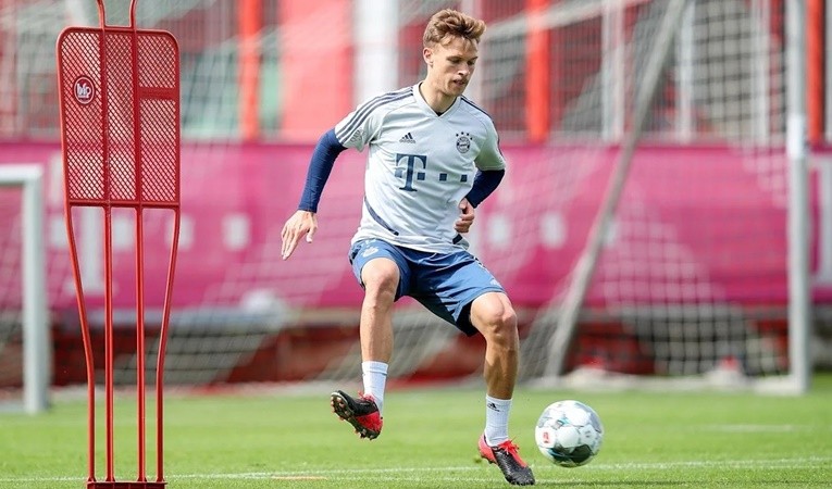 Five players set to save Liverpool millions including Alisson protege and 'new Philipp Lahm' - Bóng Đá