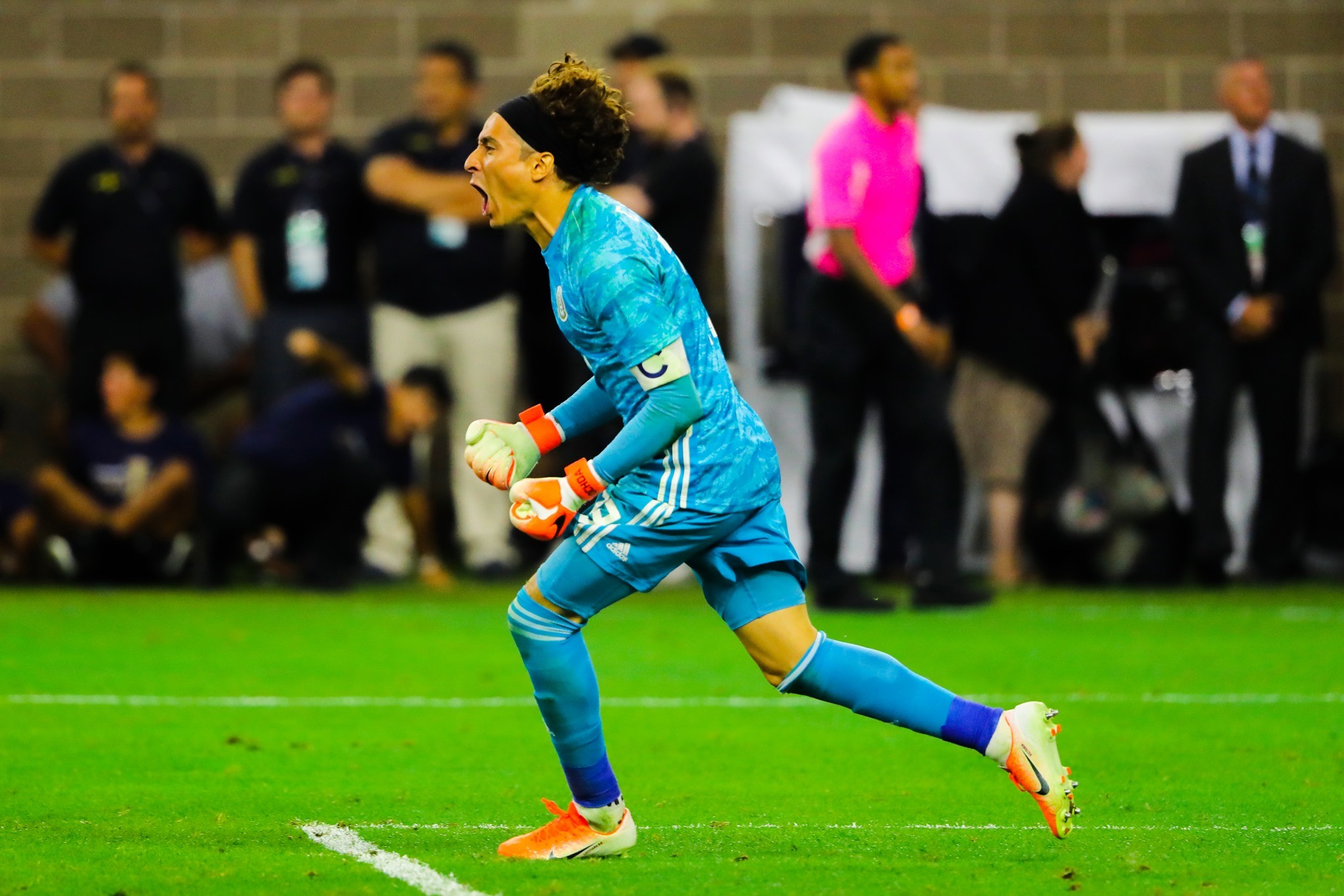 'Thánh' Ochoa lại cản phán xuất thần đưa Mexico vào bán kết - Bóng Đá