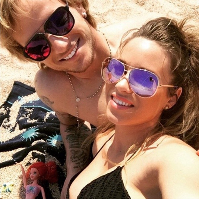 Man Utd target Ivan Rakitic and stunning wife Raquel stay in shape with joint beach workout - Bóng Đá