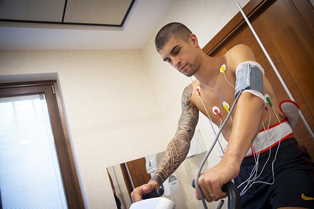 Bruno Fernandes shows incredible work ethic to win ball back - Bóng Đá